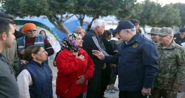 Bakan Akar, Arsuz’da depremzedelerin taleplerini dinledi