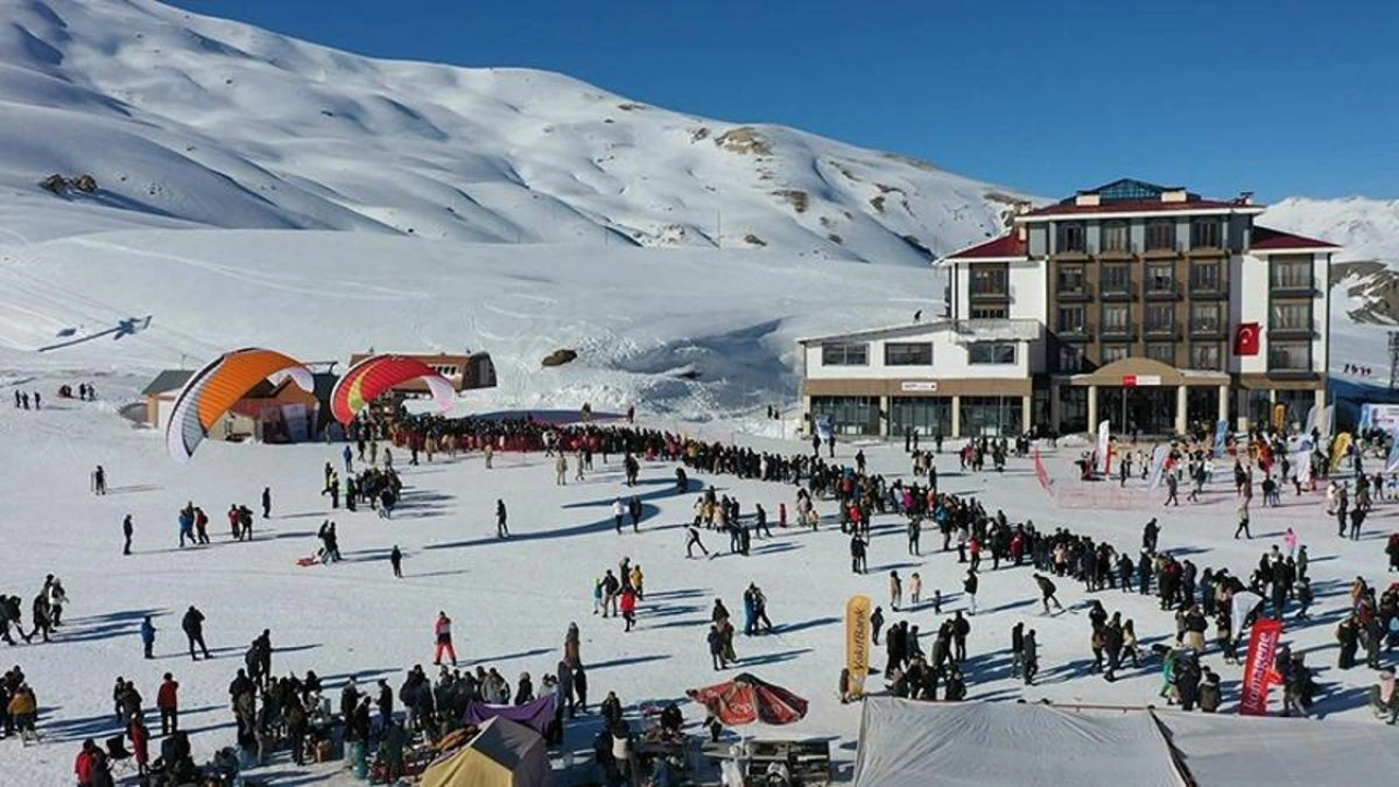 Bakan Bak, gençleri Hakkari’de düzenlenecek olan Mergabütan Gençlik Kampı'na davet etti