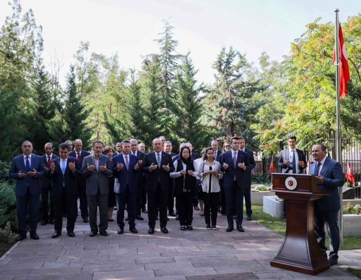 Bakan Çavuşoğlu, Dışişleri Şehitliği’ni ziyaret etti
