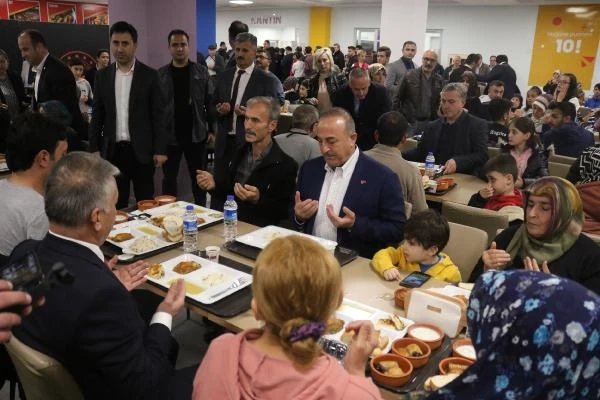 Bakan Çavuşoğlu, iftarını Antalya'da depremzedelerle birlikte yaptı