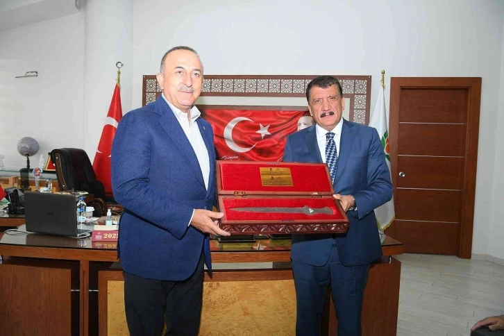 Bakan Çavuşoğlu’ndan valilik ve belediye ziyareti
