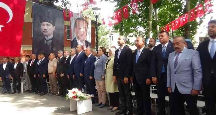 Bakan Derya Yanık, katıldığı festivalde vatandaşlara Maraş dondurması ikram etti