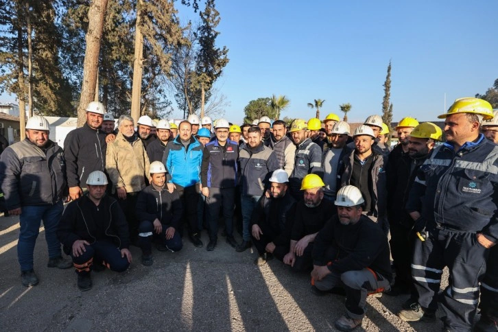 Bakan Dönmez, Kırıkhan’da arama kurtarma faaliyetlerine destek veren madencileri ziyaret etti