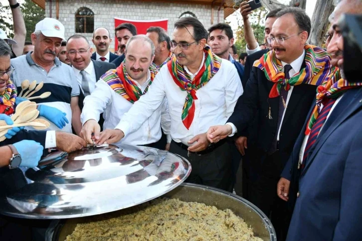 Bakan Dönmez ve Varank Söğüt’te ’Şifalı Pilav Kapak Açma Töreni’ne katıldı
