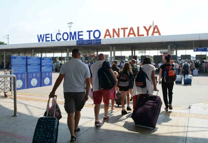 Bakan duyurdu: "Antalya Havalimanında uçak ve yolcu trafiğinde 2024 senesinin rekorunu kırdık"
