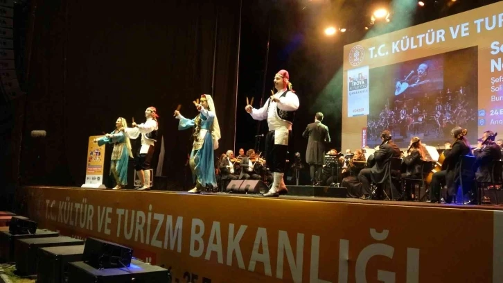 Bakan Ersoy, ‘Senfoni ile Nejat Ertaş Türküleri’ konserine katıldı
