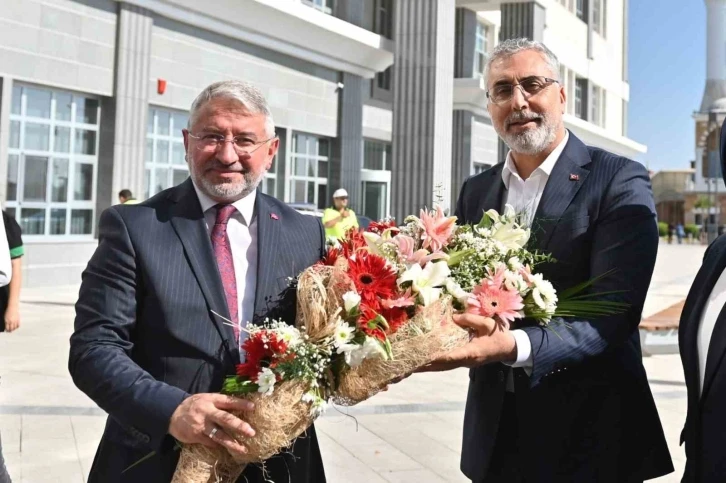 Bakan Işıkhan, Çorum Belediye Başkanı Aşgın’ı ziyaret etti
