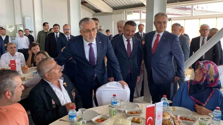 Bakan Işıkhan: "Huzur ve güven içerisinde yaşayabiliyorsak şehitlerimiz ve  gazilerimizin cesaretleri sayesindedir"
