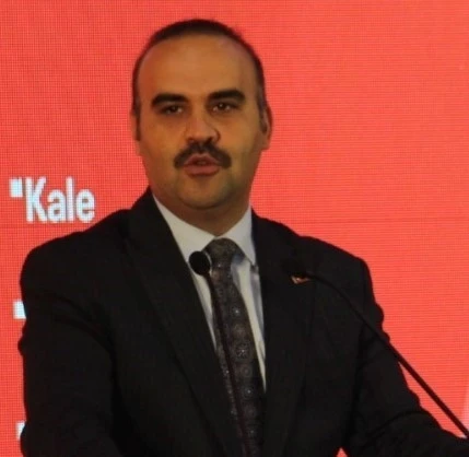 Bakan Kacır: "Önümüzdeki on yıl içerisinde uçakların türbin kanatları seramikten imal edilecek"
