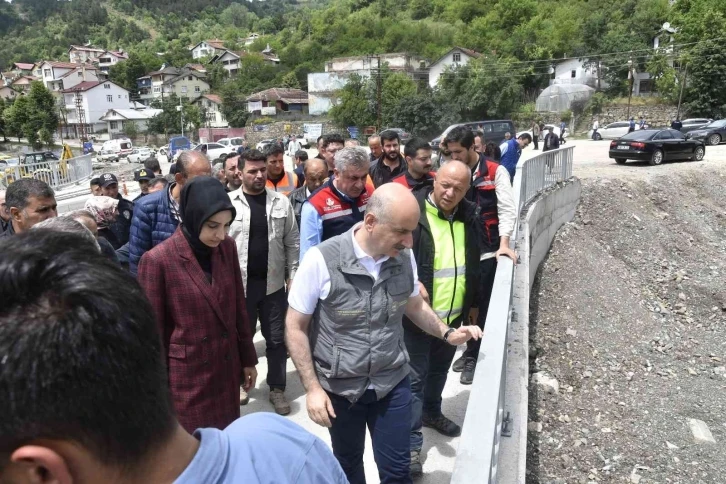 Bakan Karaismailoğlu geçen sene selde yıkılan köprüyü inceledi
