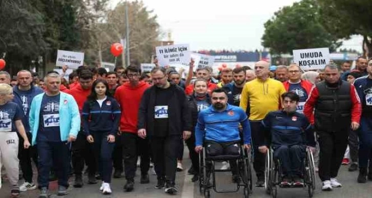 Bakan Kasapoğlu, 18. Antalya Maratonu’ndaki farkındalık koşusuna katıldı