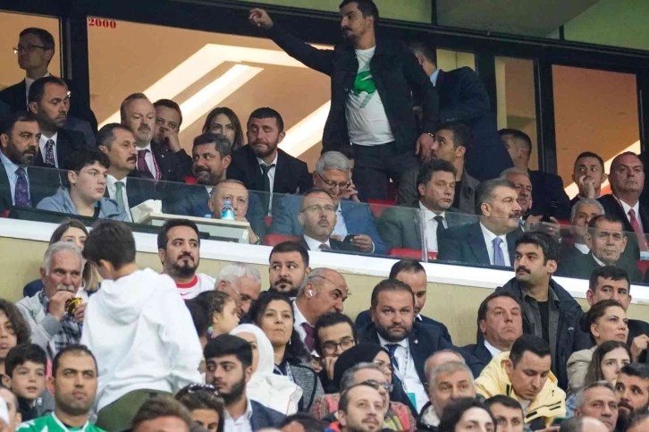 Bakan Kasapoğlu: "Futbolcular ve teknik ekibi gönülden kutluyorum"
