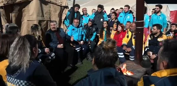 Bakan Koca, ilk sahurunu Hatay'da sağlık çalışanları ile yaptı