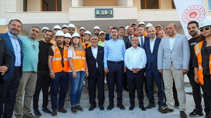 Bakan Kurum, Elazığ'da yapımı devam eden deprem konutlarını inceledi