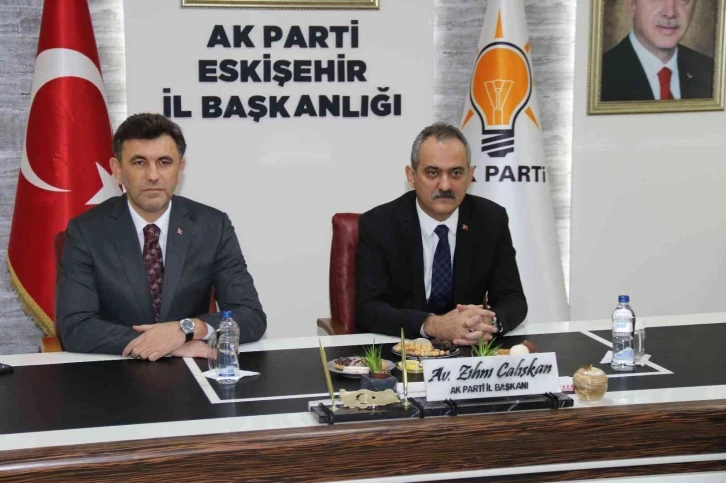 Bakan Özer, AK Parti Eskişehir İl Başkanlığı’nı ziyaret etti
