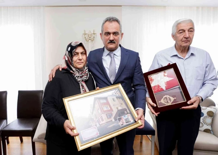 Bakan Özer’den İstiklal Caddesi’ndeki saldırıda hayatını kaybeden aileye ziyaret
