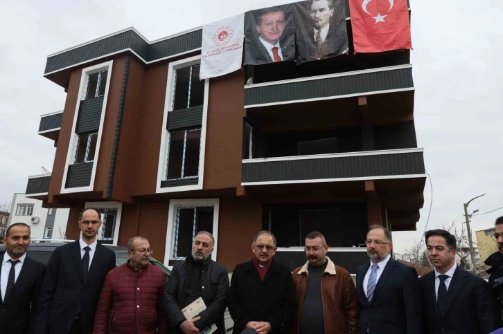 Bakan Özhaseki, Adıyaman’da evini yerinde yeniden yapan Kürkoğlu ailesini ziyaret etti
