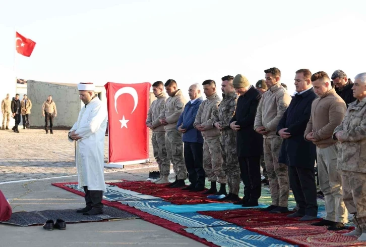 Bakan Soylu, bayram namazını üs bölgesindeki askerlerle kıldı
