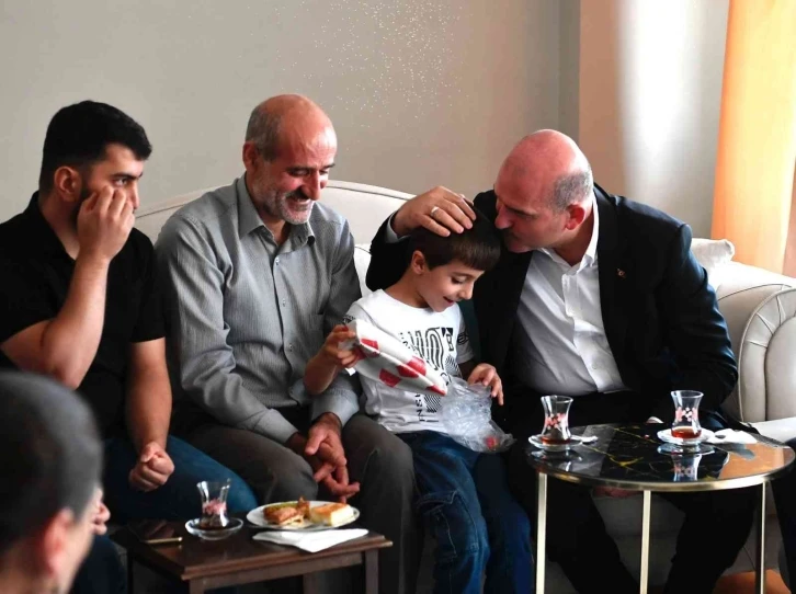 Bakan Soylu, Diyarbakır’da Yasin Börü’nün ailesiyle bir araya geldi