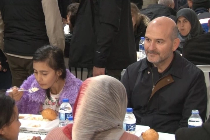 Bakan Soylu, iftarını depremzedelerle birlikte yaptı