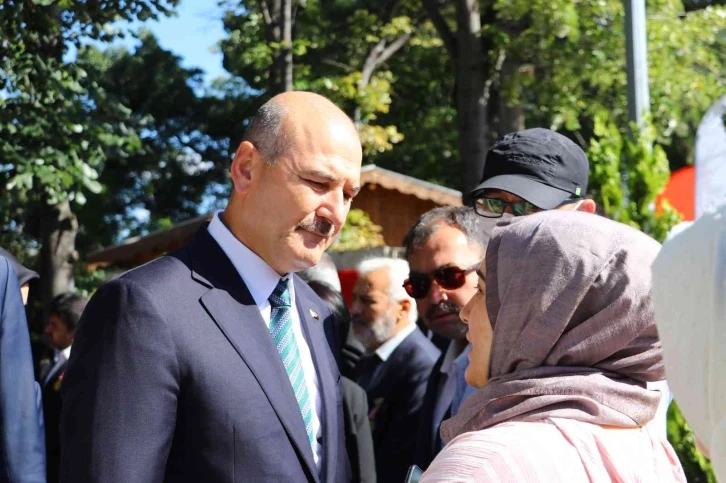 Bakan Soylu, Karşıyaka Mezarlığı’nda yer alan 15 Temmuz Şehitliğindeki anma törenine katıldı
