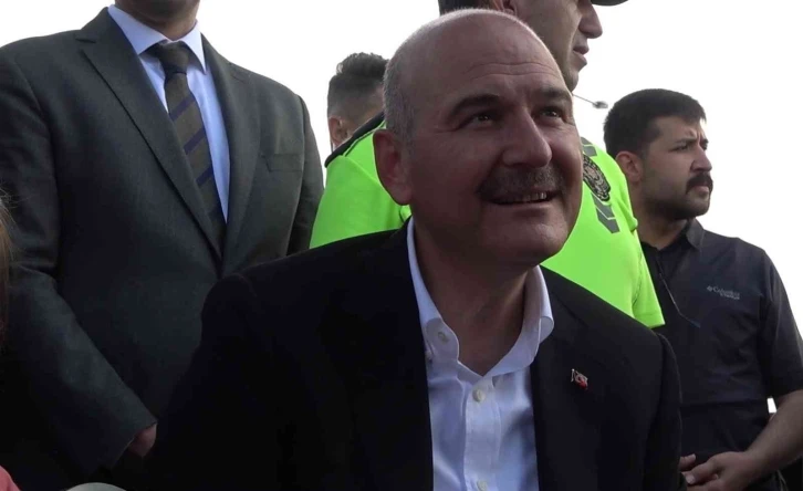 Bakan Soylu, "trafik tayfa" aracında çocuklarla çizgi film izledi
