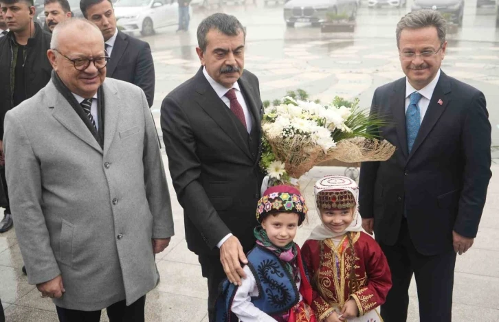 Bakan Tekin: “Eğitim öğretim süreci seferberlik ruhuyla aşılabilecek bir durum”
