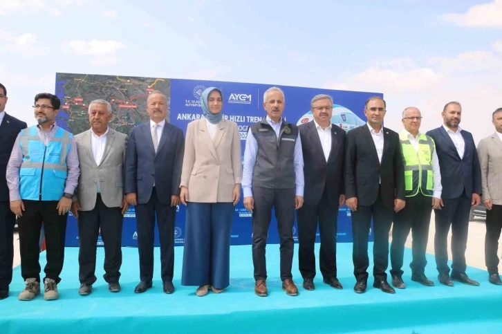 Bakan Uraloğlu, Ankara-İzmir Hızlı Tren Hattı projesinin bitirilme tarihini açıkladı:
