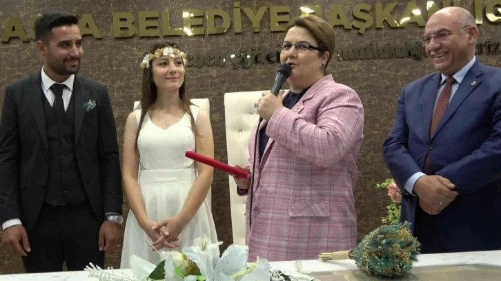 Bakan Yanık, genç çifte sürpriz nikah şahitliği yaptı, evlilik cüzdanını damada verdi
