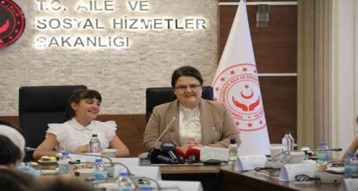 Bakan Yanık, koltuğunu 10 yaşındaki Havva Nil’e devretti