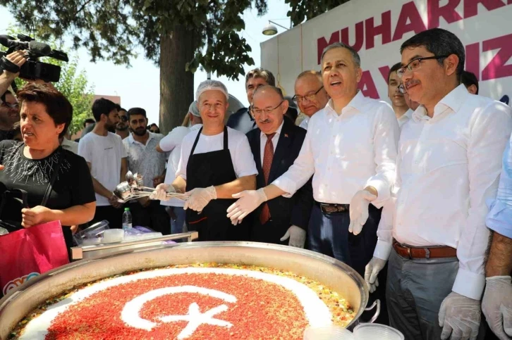 Bakan Yerlikaya esnafla buluştu aşure dağıttı
