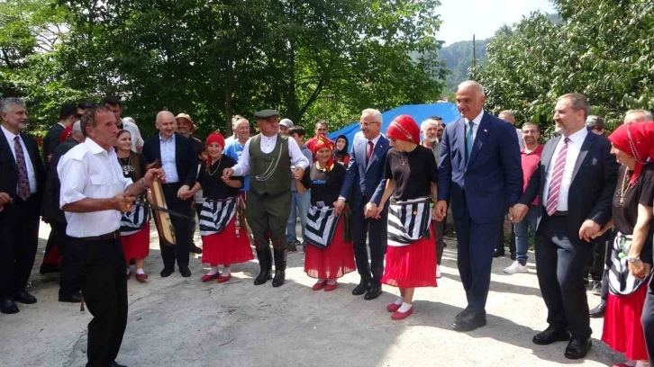 Bakanlar Uraloğlu ve Ersoy, Trabzon’daki turizm noktalarını inceledi, vatandaşlarla horon oynadı
