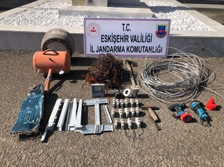 Bakır kablo ve inşaat malzemesi hırsızlarını jandarma kısa zamanda yakaladı
