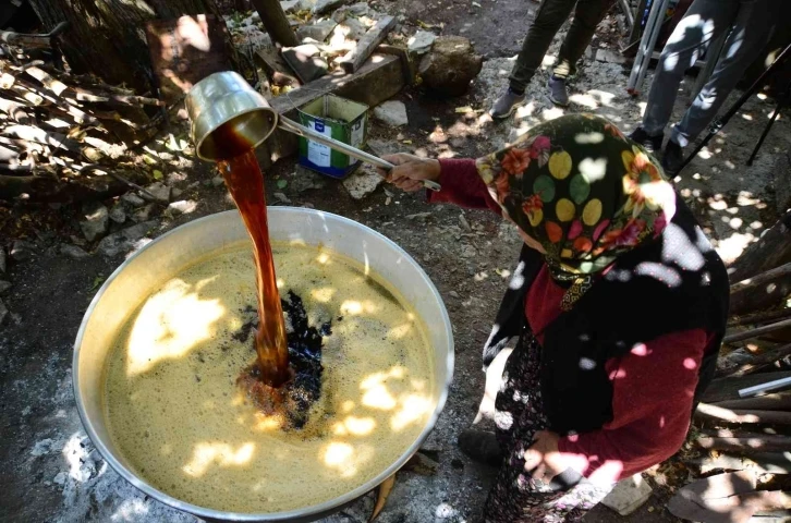 Bakır tavalarda kızgın ateşte 4-5 saat kaynıyor, kilogramı 100 liradan satılıyor
