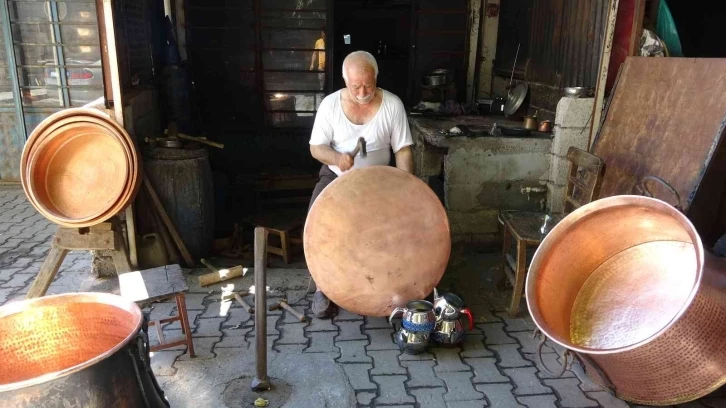 Bakırcı dede meslekte yetim kaldı
