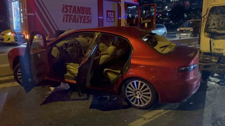 Bakırköy’de kontrolden çıkan otomobil kamyonete çarptı: 1 yaralı
