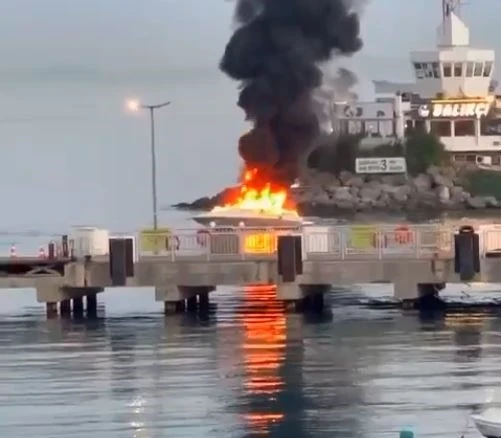 Bakırköy’de lüks tekne alevlere teslim oldu
