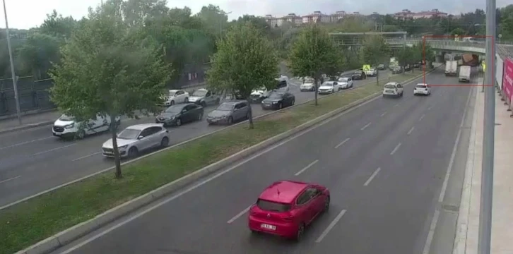 Bakırköy’de tırın İETT otobüsünün üzerine devrildiği anlar kamerada
