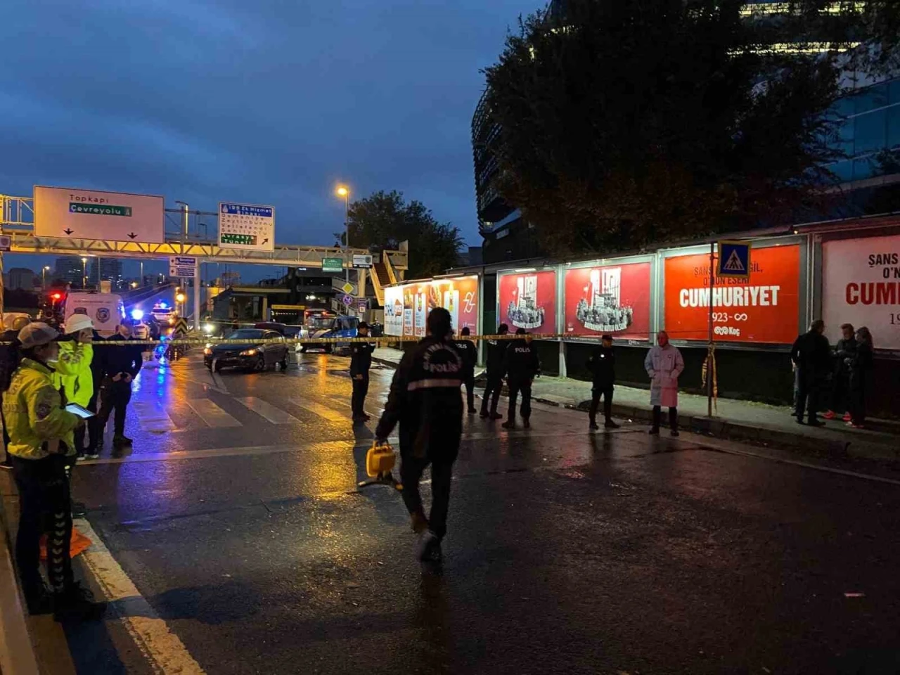 Bakırköy’de trafik kazasına müdahale eden polis ekiplerinin arasına İETT otobüsü daldı, 1 polis şehit oldu
