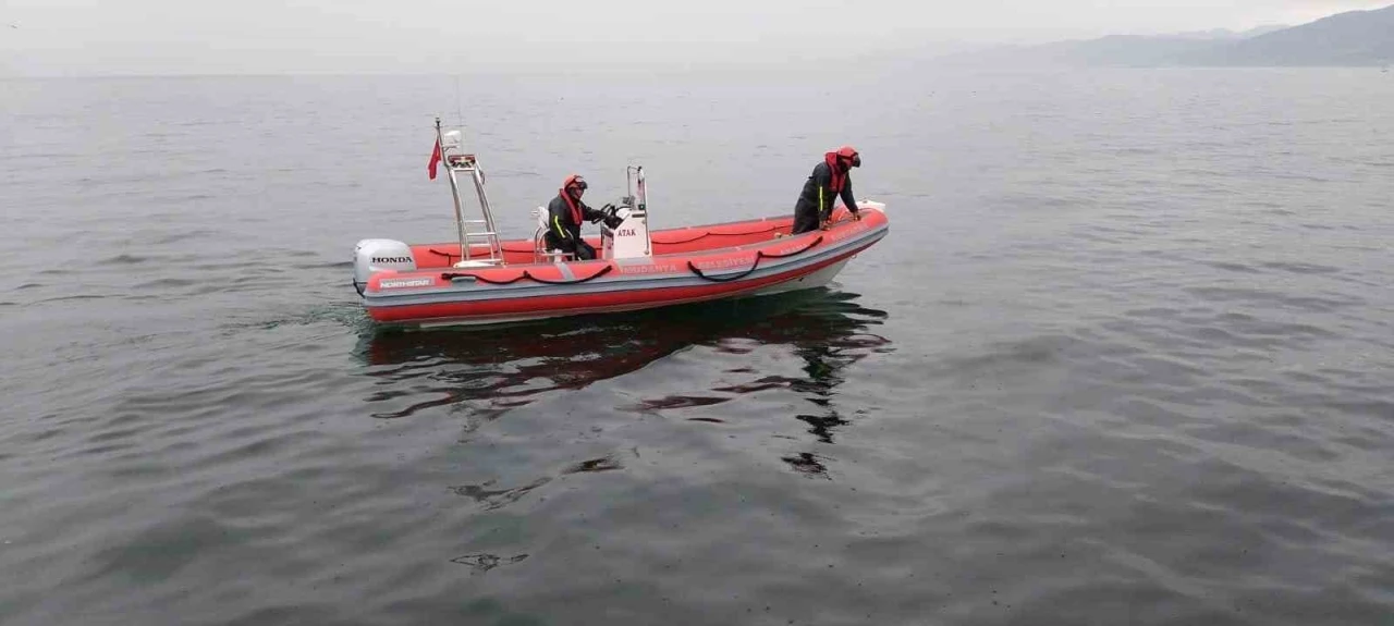 Balık tutarken denize düşen adamı dalgıçlar arıyor
