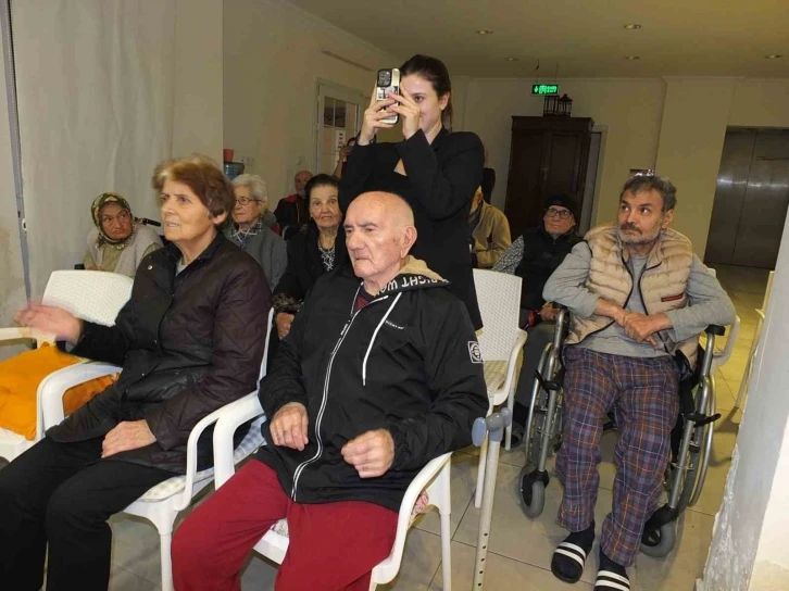 Balıkesir’de amatörler korosu yaşlılara unutulmaz bir gün yaşattı
