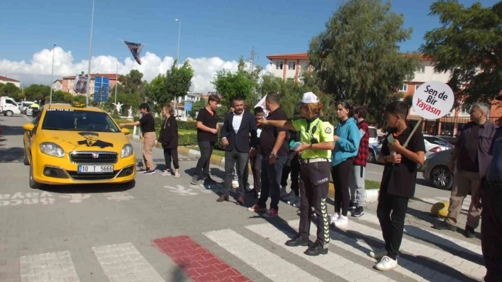 Balıkesir’de bürokratlar broşür dağıttı yollara yaya  çizgisi çizdi
