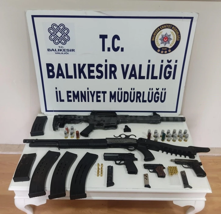 Balıkesir’de cephanelik gibi evi polis bastı
