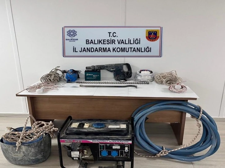 Balıkesir’de define avcıları suçüstü yakalandı
