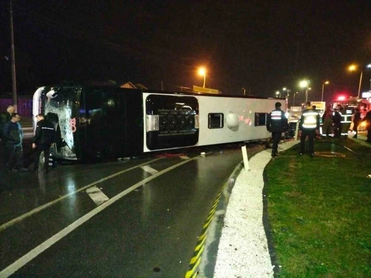 Balıkesir’de döner kavşağa hızlı giren otobüs devrildi
