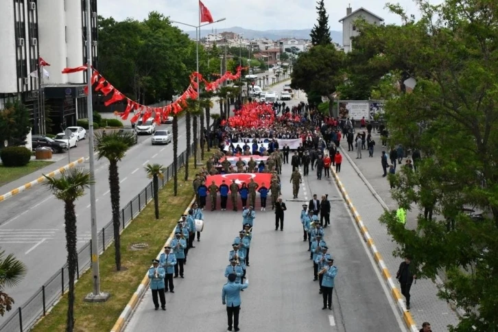 Balıkesir’de gençler 19 Mayıs’ı yürüyüşle kutladı
