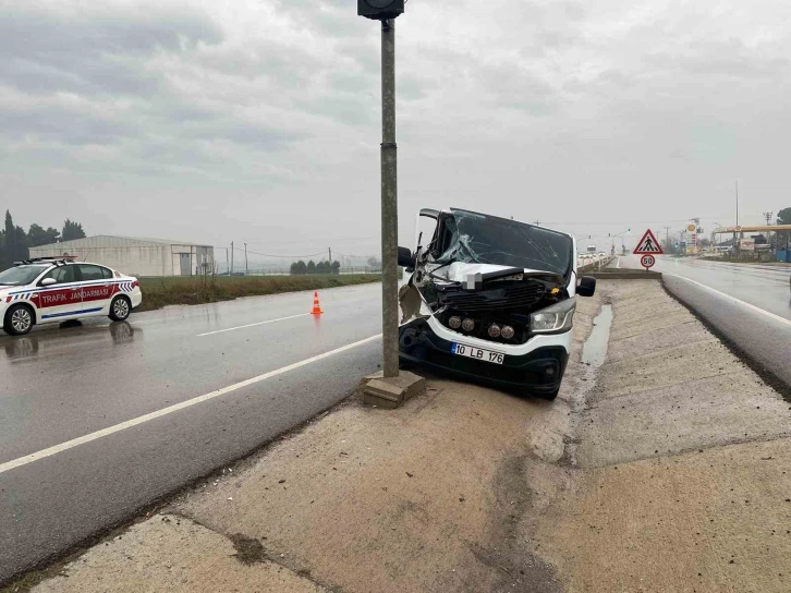 Balıkesir’de kamyonet ile tır çarpıştı: 1 yaralı
