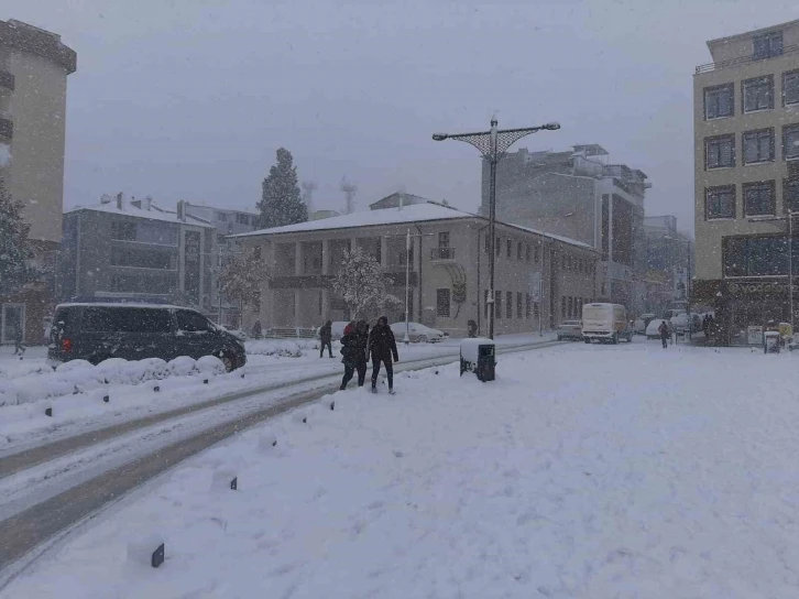 Balıkesir’de kar etkili olmaya devam ediyor
