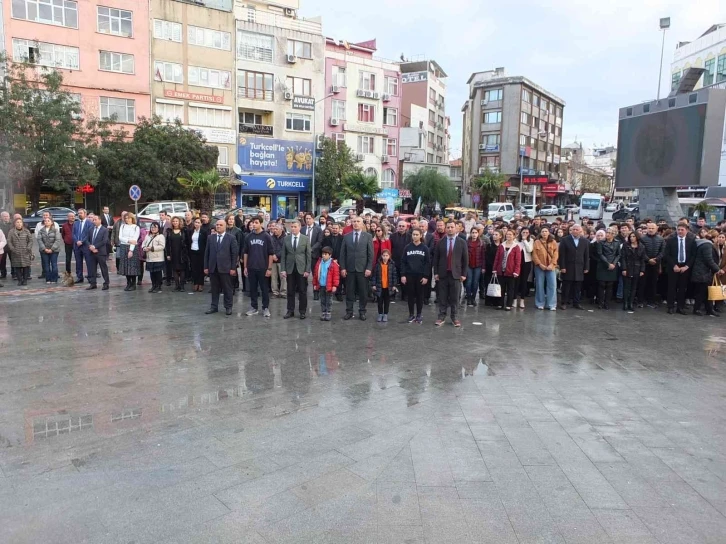 Balıkesir’de Öğretmenler Günü kutlandı, alana giren sokak köpeği de gülümsetti
