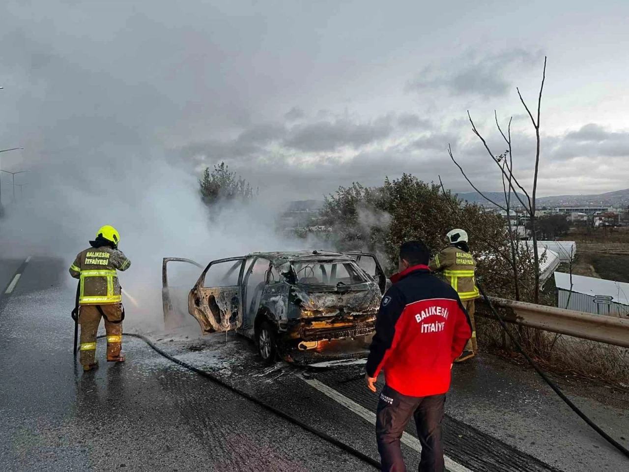 Balıkesir’de otomobil seyir halindeyken yandı
